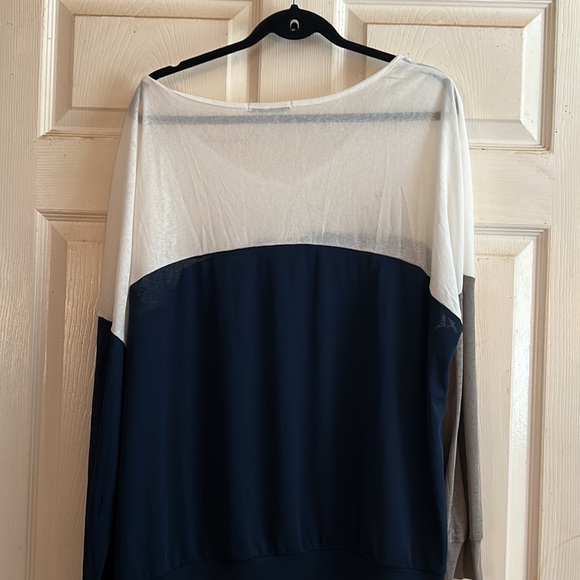 4/$20 EUC Cinnie colorblock top - Picture 3 of 3